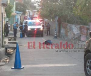 Agentes policiales y miembros del personal de Medicina Forense se trasladaron hasta la escena del crimen.