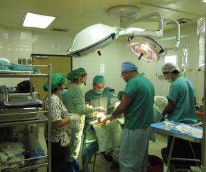 El Hospital Santa Teresa está utilizando los tres quirófanos para operar un promedio de 22 pacientes diarios.