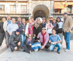 Fotografía tomada en la ciudad de Madrid de los 18 directores educativos que fueron seleccionados por la Secretaría de Educación.