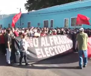 Los colectivos de Libre aseguran no reconocer los resultados del TREP, pese a que su líder ya reconoció la derrota.