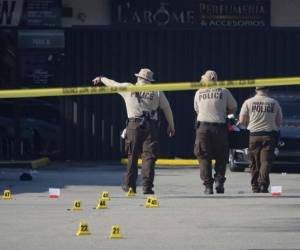 La policía de Miami-Dade trabaja en la escena de un tiroteo afuera de un salón de banquetes cerca de Hialeah, Florida. Foto: AP