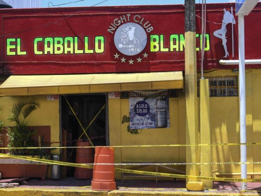 Imagen de la fachada del bar Caballo Blanco (White Horse bar) tomada el 28 de agosto de 2019 un día después de que 28 personas murieron y 11 resultaron gravemente heridas después de que hombres armados atraparon a los juerguistas dentro del bar Caballo Blanco (White Horse bar) y comenzaron un fuego furioso. Fotos: Agencia AFP.