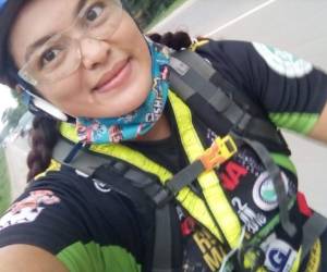 La ciclista de 26 años recorriedo las calles en su bicicleta, continúa apoyando a quienes lo necesitan