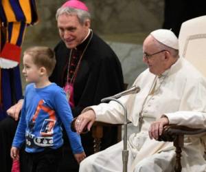 El niño subió al escenario para jugar en plena audiencia. El pontífice se maravilló con él: 'Es argentino e indisciplinadamente libre', dijo mientras sonreía. Foto AFP