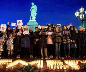 Miles de partidarios de la oposición se reunieron en homenaje a las víctimas del incendio en un centro comercial siberiano en la Plaza Pushkinskaya en el centro de Moscú el 27 de marzo de 2018. Foto: AFP