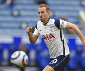 En imagen de archivo del domingo 23 de mayo de 2021, el delantero Harry Kane, del Tottenham, va tras el balón durante un partido de la Liga Premier ante el Leicester City, en el Estadio King Power de Leicester, Inglaterra. Foto:AP