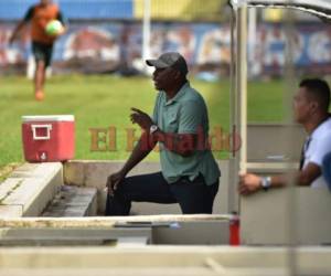 Raúl Martínez Sambulá da instrucciones a sus jugadores previo al duelo ante Juticalpa. Foto Grupo OPSA