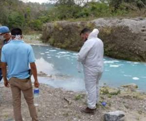 Los técnicos de Cescco hicieron la última inspección en el río.