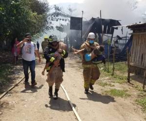 Momento en que los bomberos rescatan a los menores de la vivienda. Foto: Cortesía.