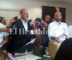 El diputado llegó hasta el órgano electoral para entregar los documentos de representación. Foto: Alejandro Amador / EL HERALDO