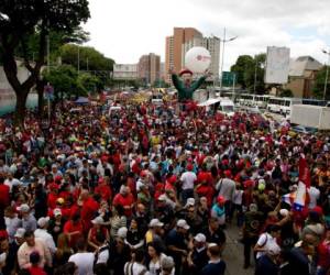 Centenares de venezolanos afines al gobierno de Maduro acompañaron a su líder este viernes. (AP)