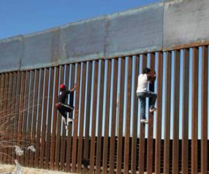 Miles de migrantes centroamericanos y mexicanos cruzan la frontera para llegar a los Estados Unidos.