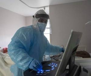 La cepa descubierta en Reino Unido llevó a este país europeo a un nuevo récord diario de casos de coronavirus este martes y a Sudáfrica a imponer una serie de nuevas medidas, en medio de los temores en todo el mundo. Foto: AFP