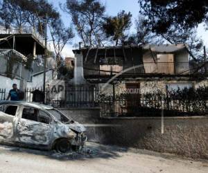 El incendió provocó que cientos de personas huyeran al mar para salvarse, nadando en las aguas turbulentas para evitar el humo sofocante hasta que fueron recogidas por barcos después del anochecer.