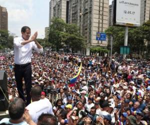Ante una multitud de seguidores, Guaidó indicó que la propuesta, que prevé paros graduales, surgió de sindicatos del sector público. AP