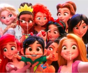 El personaje de Vanellope von Schweetz, interpretado por Sarah Silverman, al frente al centro, posa con princesas de Disney en una escena de 'Ralph Breaks the Internet'.