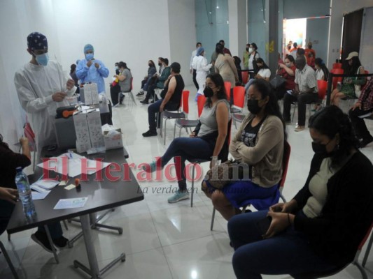 Los pacientes acuden a los centros de triaje tras presentar síntomas asociados al covid-19 o a la influenza. Las salas de espera de estos lugares permanecen llenos, ya que las atenciones se han hasta triplicado en el DC.