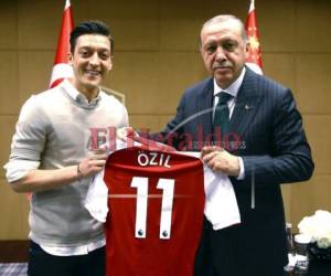 Esta fotografía de Mezut Ozil con el presidente turco Recep Tayyip Erdogan, le ha traído serios problemas en Alemania. Foto:AP