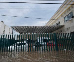 Vista del Hospital IMSS rodeado de agua después de que las fuertes lluvias cayeran sobre Tula de Allende, estado de Hidalgo, México, el 7 de septiembre de 2021. Foto: Agencia AFP.