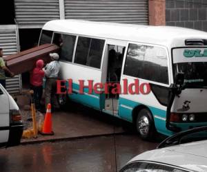 El ataúd fue subido al bus rapidito para llevarlo hasta la Nueva Capital, donde será velado. Foto: Estalin Irías/EL HERALDO.