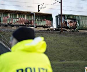 Un oficial de la Policía danesa, cerca del tren accidentado. Foto AP