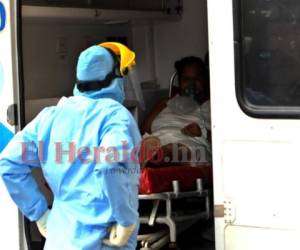 Una mujer, con coronavirus, es llevada a un centro asistencial por los paramédicos del Sistema Nacional de Emergencia 911. Foto: Jonhy Magallanes/EL HERALDO.
