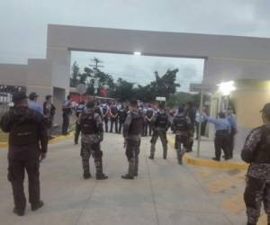 El ministro de Seguridad, Julián Pacheco Tinoco horas más temprano había adelantado que era falso el rumor de que no se les pagaría el aguinaldo a los policías. (Foto: El Heraldo Honduras/ Noticias Honduras hoy)