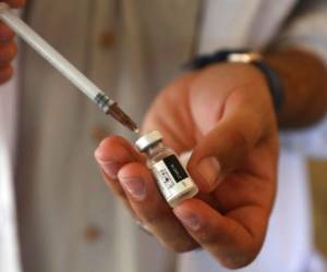 Un enfermero se prepara para aplicar la vacuna contra el coronavirus en Kabul, Afganistán el 11 de julio del 2021. Foto: AP