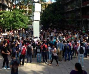 Los estudiantes llegaron a la UNAH y los edificios D1 y F1 amanecieron tomados.