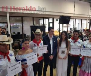 Los primeros cinco jóvenes beneficiados con las becas. Foto: Eduardo Domínguez/ EL HERALDO