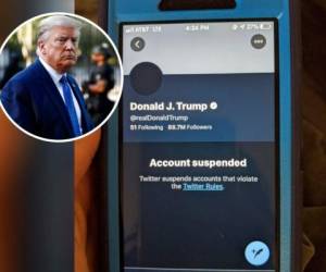 Fotografía del viernes 8 de enero de 2021 que muestra en un celular la suspensión en Twitter de la cuenta del presidente Donald Trump. Foto: AP
