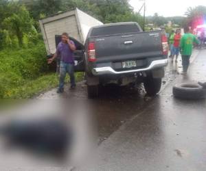El vehículo Pick Up color gris impactó contra un camión que transitaba por la carretera CA-13.