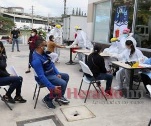 Los empleados de las tiendas se realizan la prueba para detectar el covid-19, al igual están atendiendo a los que visitan el “mall”. Foto: Efraín Salgado | EL HERALDO.
