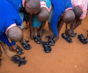 « Grâce à des donateurs du monde entier, nous avons déjà distribué plus de 140 000 paires à des enfants de 97 pays. Elles coûtent 12 euros chacune. »