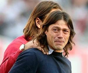 Almeyda dijo que de los tres años que le restan de contrato, solo le quieren pagar uno, quien denunció que todavía no le han pagado las primas por los títulos conseguidos hace un año. Foto:AFP