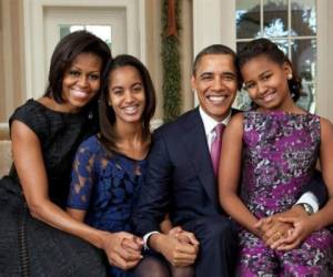 Sasha (azul) ha tenido que crecer frente a las cámaras y la opinión pública de Estados Unidos luego de los ochos años de gobierno de su padre Barack Obama, foto: AFP.