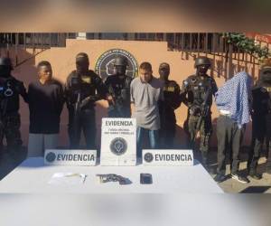 Los tres sospechosos serán remitidos ante las autoridades competentes para continuar con el proceso.