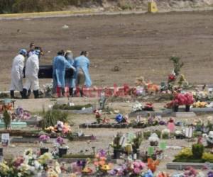 Los protocolos prohíben entierros con presencia de familiares. Así ocurrió con la novena víctima, quien fue sepultada en un cementerio de la capital y el personal siguió las medidas de bioseguridad. Foto: Emilio Flores/ EL HERALDO.