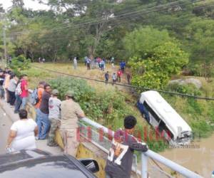 El autobús se precipitó a la ribera del río San José que cruza por la colonia Jardines del Loarque de Comayagüela. Foto: Estalin Irías/EL HERALDO.