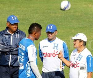 Carlo Costly habló con el entrenador Pinto en presencia de Amado Guevara y Roy Posas esta mañana en el Carlos Miranda de Comayagua. Foto: Ronal Aceituno.
