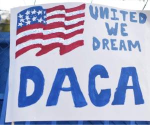 Los beneficiarios de DACA que actualmente son más de 600,000, tienen un plazo extensible de dos años en el que están exentos de la deportación y reciben un permiso de trabajo y número del Seguro Social. AP.