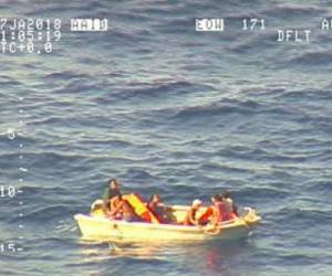 Esta captura de pantalla de video recibida de la Fuerza de Defensa de Nueva Zelanda (NZDF) el 28 de enero de 2018 y tomada de un avión Orion P-3K2 de Royal Air Force de Nueva Zelanda muestra un bote a cinco metros a la deriva en el mar en el Océano Pacífico con siete personas a bordo , sobrevivientes de un ferry que transportaba 50 que se habían reportado como desaparecidos en las aguas de Kiribati hace más de una semana. Foto: AFP