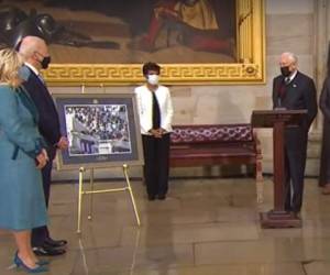 Uno de los regalos que recibió Biden y Kamala fue una fotografía del momento en que juraban como presidente y vicepresidenta.