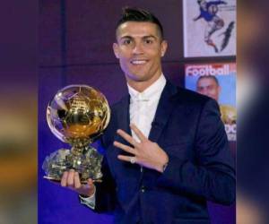 Cristiano Ronaldo luce su cuarto Balón de Oro (Foto: Facebook del Real Madrid)