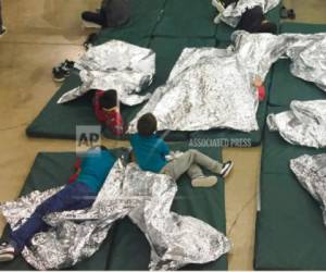 En esta fotografía del 17 de junio de 2018 proporcionada por la Oficina de Aduanas y Protección Fronteriza de Estados Unidos se muestra a niños migrantes que han sido separados de sus padres en la frontera con México, en una instalación de McAllen, Texas. Los bebés y menores separados han sido enviados a albergues de 'infancia temprana'.