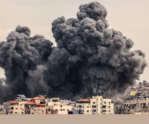Una columna de humo se eleva al cielo en la ciudad de Gaza durante un ataque de Israel, en respuesta a los actos terroristas de Hamás perpetrados el pasado sábado siete de octubre.