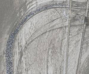 Unas 70,000 personas terminaron atrapadas en el denominado ‘Black Rock City’, una ciudad temporal que solo existe una semana al año durante el festival Burning Man. Este 2023 ocurrió de forma insual, pues copiosas lluvias provocaron que el terreno se convirtiera en un barro pegajoso que impedía a cualquiera salir.