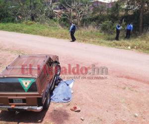El cuerpo sin vida estaba a la par de un vehículo turismo, color café. Foto: Estalin Irías/EL HERALDO.