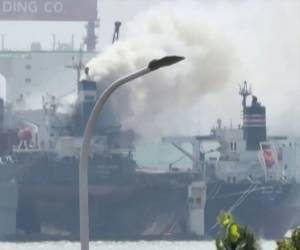 Incendio en un buque durante labores de reparación deja 20 muertos en China