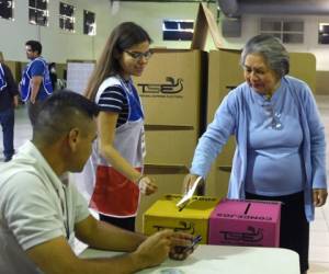 La votación será clave para el presidente Sánchez Cerén, indican analistas, porque se juega la gobernabilidad para su último año en el poder. Foto: Agencia AFP